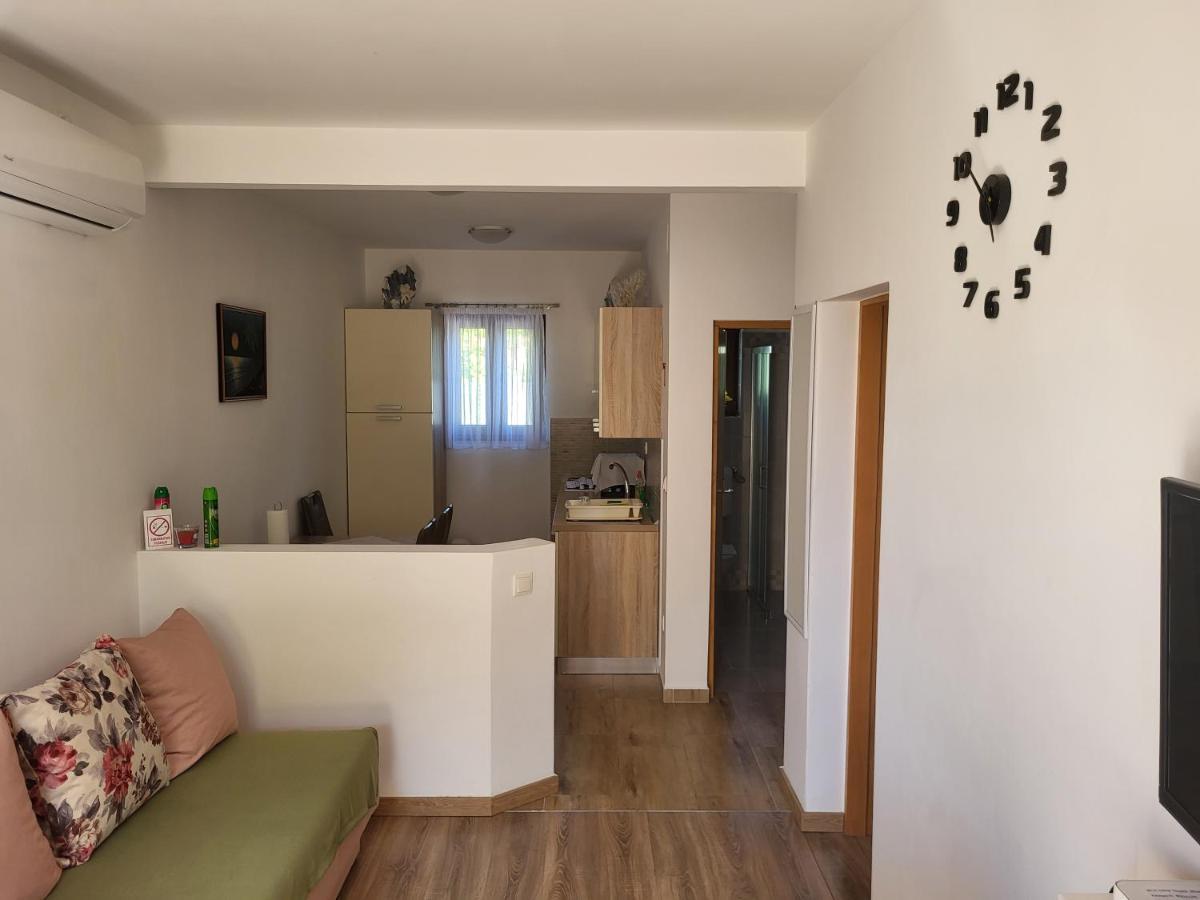 Apartment Luna Малинска Екстериор снимка